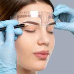 هل يمكن رسم و تخطيط الحواجب بالمنزل؟