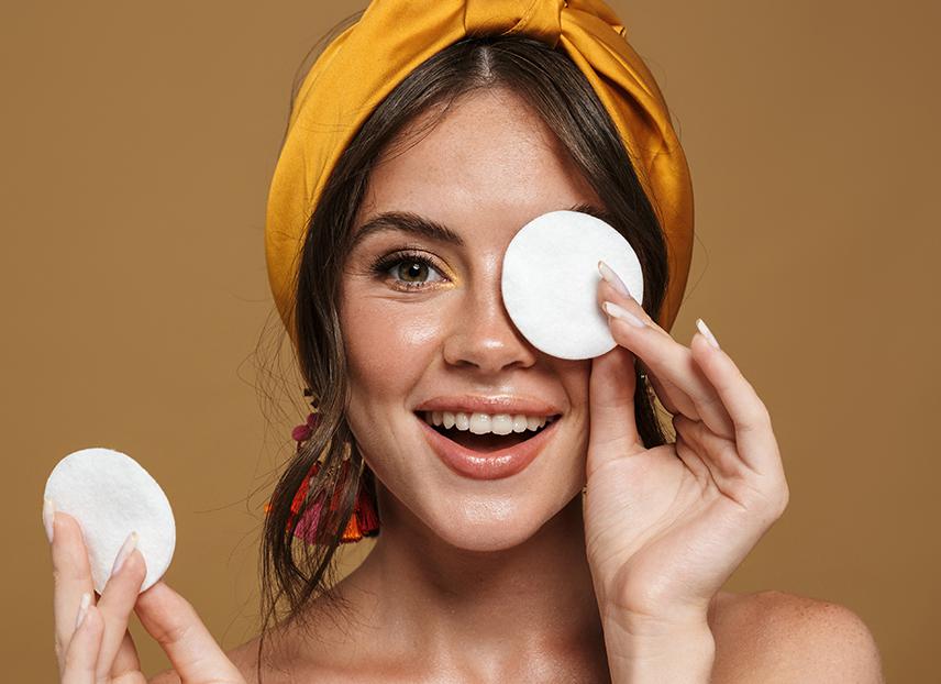 أفضل روتين لإزالة مكياج الحواجب في 4 خطوات